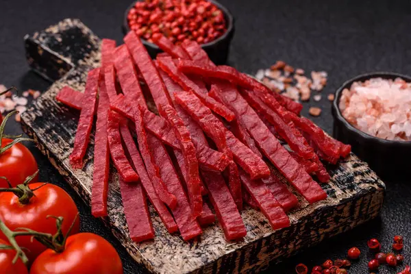 Kurutulmuş tavuk ve vişneli atıştırmalıklar. Bira ya da evcil hayvanlarınız için kurutulmuş, kurutulmuş atıştırmalıklar.