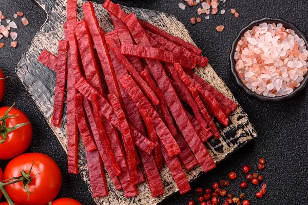 Kurutulmuş tavuk ve vişneli atıştırmalıklar. Bira ya da evcil hayvanlarınız için kurutulmuş, kurutulmuş atıştırmalıklar.