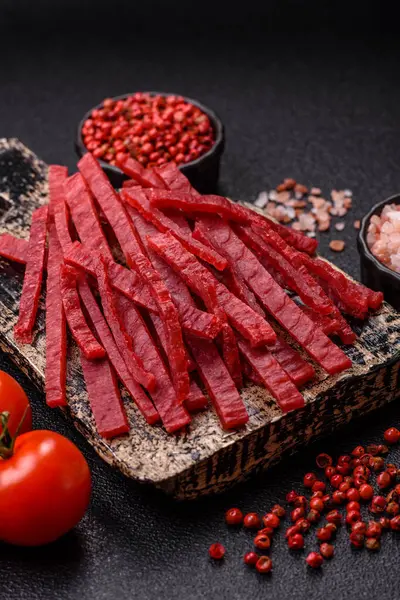 Kurutulmuş tavuk ve vişneli atıştırmalıklar. Bira ya da evcil hayvanlarınız için kurutulmuş, kurutulmuş atıştırmalıklar.