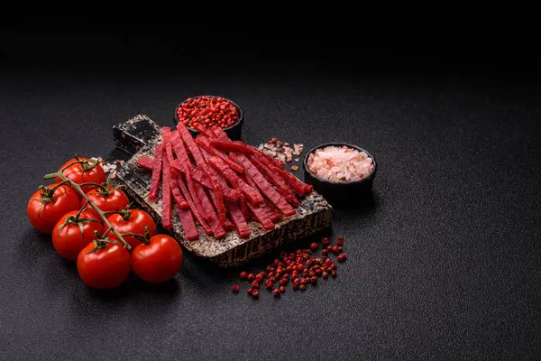 Kurutulmuş tavuk ve vişneli atıştırmalıklar. Bira ya da evcil hayvanlarınız için kurutulmuş, kurutulmuş atıştırmalıklar.