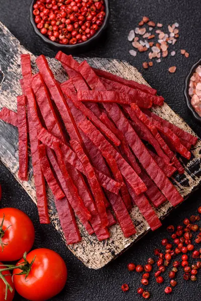 Kurutulmuş tavuk ve vişneli atıştırmalıklar. Bira ya da evcil hayvanlarınız için kurutulmuş, kurutulmuş atıştırmalıklar.