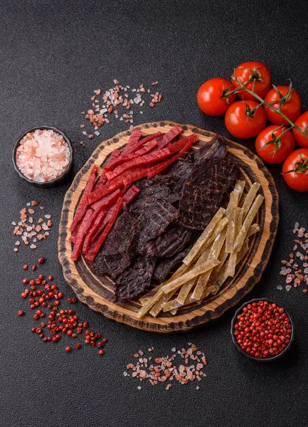 Kurutulmuş et ya da meze, tuz ve baharatlı tavuk ve balık. Kurutulmuş bira atıştırmalıkları