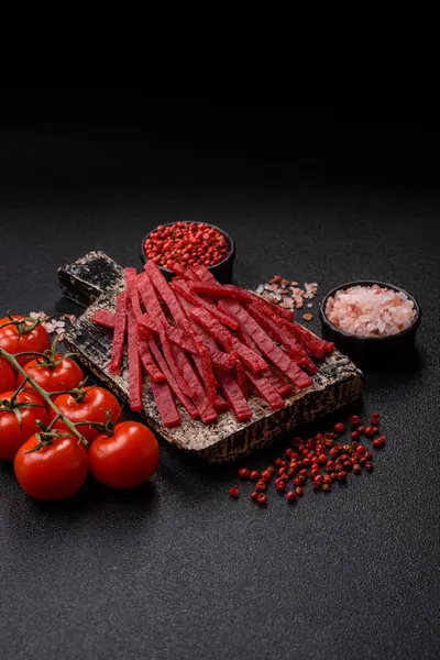 Kurutulmuş tavuk ve vişneli atıştırmalıklar. Bira ya da evcil hayvanlarınız için kurutulmuş, kurutulmuş atıştırmalıklar.