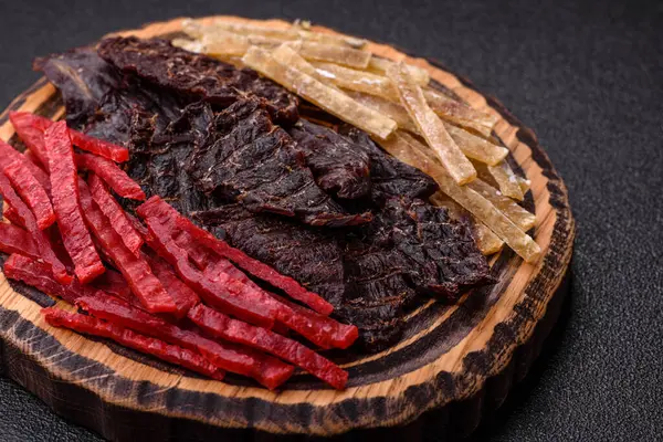 Kurutulmuş et ya da meze, tuz ve baharatlı tavuk ve balık. Kurutulmuş bira atıştırmalıkları