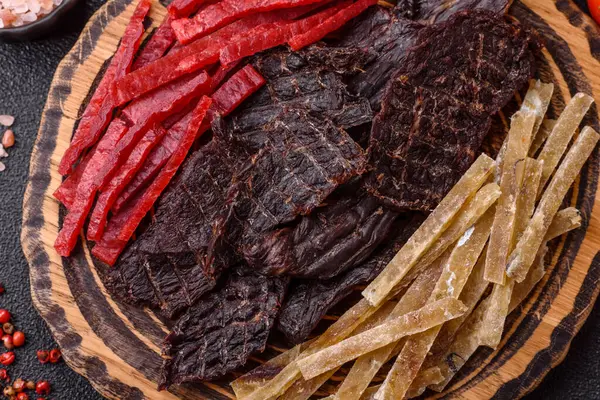 Kurutulmuş et ya da meze, tuz ve baharatlı tavuk ve balık. Kurutulmuş bira atıştırmalıkları