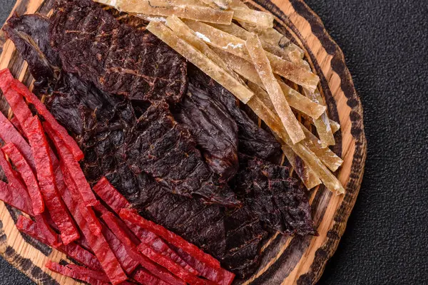 Kurutulmuş et ya da meze, tuz ve baharatlı tavuk ve balık. Kurutulmuş bira atıştırmalıkları