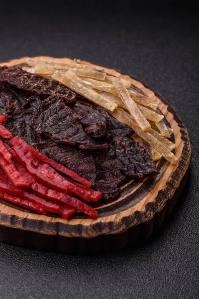 Kurutulmuş et ya da meze, tuz ve baharatlı tavuk ve balık. Kurutulmuş bira atıştırmalıkları