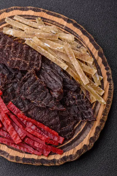 Kurutulmuş et ya da meze, tuz ve baharatlı tavuk ve balık. Kurutulmuş bira atıştırmalıkları