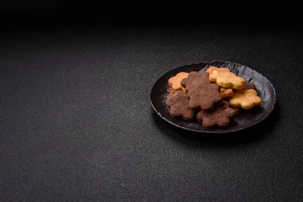 Kakao aromalı çıtır bisküvi, evde pişirme. Yemek masası için tatlı olarak bisküvi.