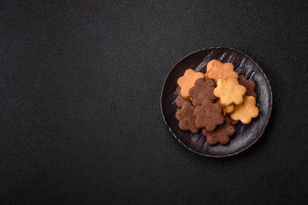 Kakao aromalı çıtır bisküvi, evde pişirme. Yemek masası için tatlı olarak bisküvi.