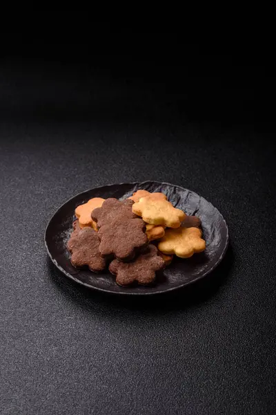 Kakao aromalı çıtır bisküvi, evde pişirme. Yemek masası için tatlı olarak bisküvi.