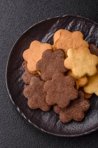 Kakao aromalı çıtır bisküvi, evde pişirme. Yemek masası için tatlı olarak bisküvi.