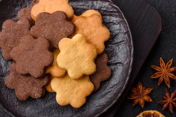 Kakao aromalı çıtır bisküvi, evde pişirme. Yemek masası için tatlı olarak bisküvi.