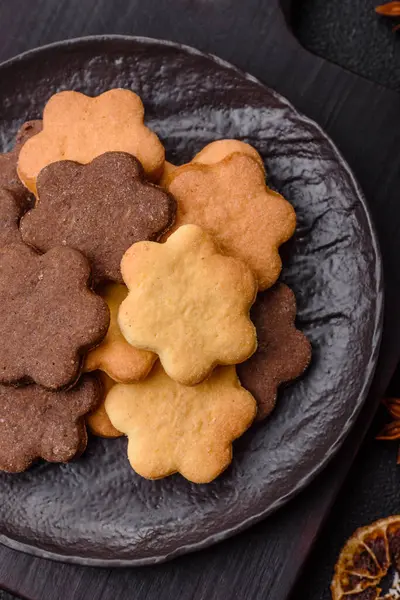 Kakao aromalı çıtır bisküvi, evde pişirme. Yemek masası için tatlı olarak bisküvi.