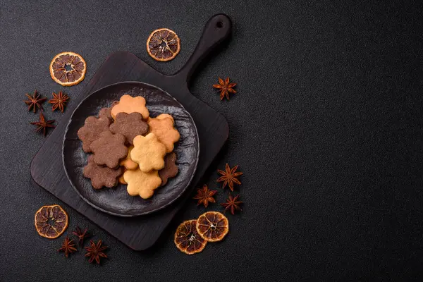 Kakao aromalı çıtır bisküvi, evde pişirme. Yemek masası için tatlı olarak bisküvi.