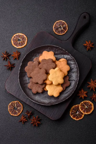 Kakao aromalı çıtır bisküvi, evde pişirme. Yemek masası için tatlı olarak bisküvi.