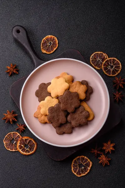 Kakao aromalı çıtır bisküvi, evde pişirme. Yemek masası için tatlı olarak bisküvi.