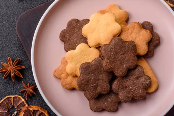 Kakao aromalı çıtır bisküvi, evde pişirme. Yemek masası için tatlı olarak bisküvi.