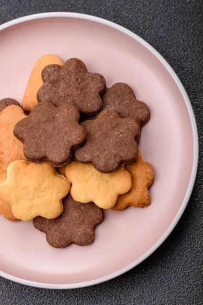 Kakao aromalı çıtır bisküvi, evde pişirme. Yemek masası için tatlı olarak bisküvi.