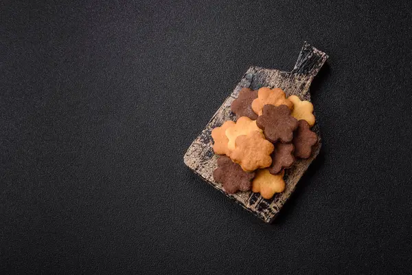 Kakao aromalı çıtır bisküvi, evde pişirme. Yemek masası için tatlı olarak bisküvi.