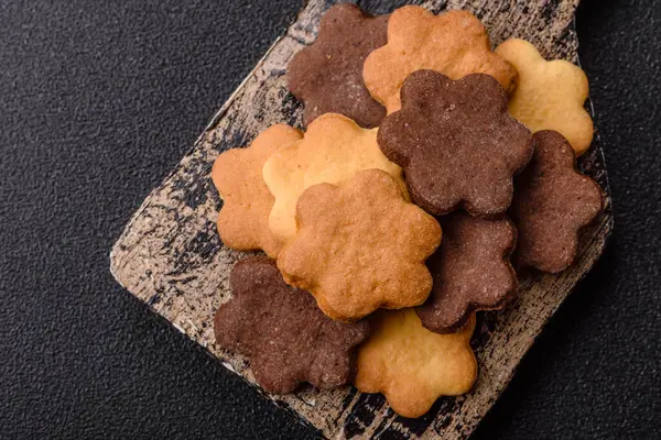 Kakao aromalı çıtır bisküvi, evde pişirme. Yemek masası için tatlı olarak bisküvi.