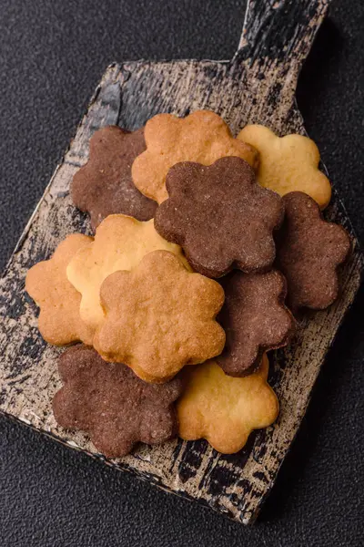 Kakao aromalı çıtır bisküvi, evde pişirme. Yemek masası için tatlı olarak bisküvi.