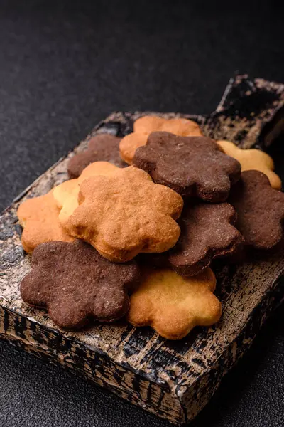 Kakao aromalı çıtır bisküvi, evde pişirme. Yemek masası için tatlı olarak bisküvi.