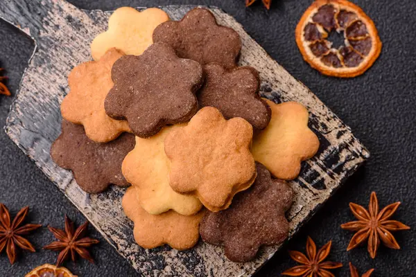 Kakao aromalı çıtır bisküvi, evde pişirme. Yemek masası için tatlı olarak bisküvi.