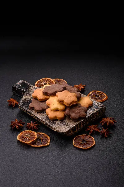 Kakao aromalı çıtır bisküvi, evde pişirme. Yemek masası için tatlı olarak bisküvi.