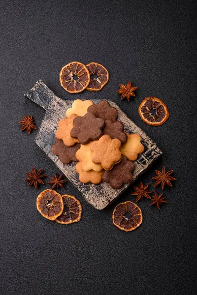 Kakao aromalı çıtır bisküvi, evde pişirme. Yemek masası için tatlı olarak bisküvi.