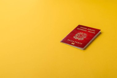 Seyahat, uçmak ve iş yapmak için İtalya pasaportu. İtalyanca belge, sınırı geçmek için kimlik