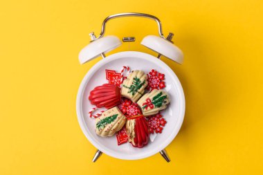 Noel, zencefilli çörek ya da klasik bir saatin üzerindeki bir tabakta Madeleine. Noel zamanı kavramsal arka plan, şenlikli tatlılar ve pastalar