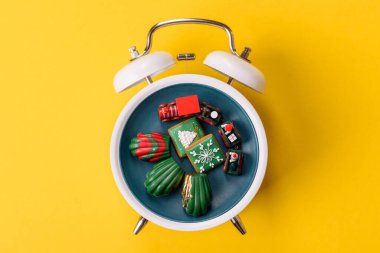 Noel, zencefilli çörek ya da klasik bir saatin üzerindeki bir tabakta Madeleine. Noel zamanı kavramsal arka plan, şenlikli tatlılar ve pastalar