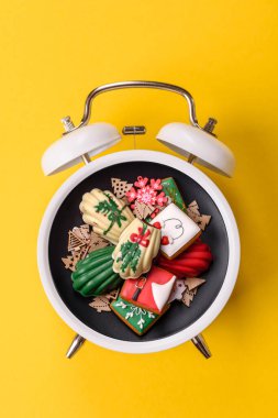 Noel, zencefilli çörek ya da klasik bir saatin üzerindeki bir tabakta Madeleine. Noel zamanı kavramsal arka plan, şenlikli tatlılar ve pastalar