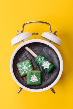 Noel, eski bir saatin üzerindeki bir tabakta tutulma. Noel zamanı kavramsal arka plan, şenlikli tatlılar ve pastalar