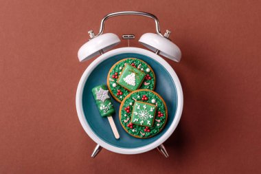 Noel, eski bir saatin üzerindeki bir tabakta tutulma. Noel zamanı kavramsal arka plan, şenlikli tatlılar ve pastalar