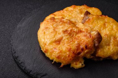 Biftek, domuz eti ya da erimiş peynirle kaplı tavuk pirzolası. Akşam yemeği için ızgara et filetosu.