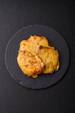 Biftek, domuz eti ya da erimiş peynirle kaplı tavuk pirzolası. Akşam yemeği için ızgara et filetosu.