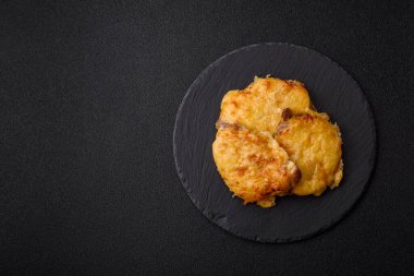 Biftek, domuz eti ya da erimiş peynirle kaplı tavuk pirzolası. Akşam yemeği için ızgara et filetosu.