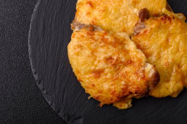 Biftek, domuz eti ya da erimiş peynirle kaplı tavuk pirzolası. Akşam yemeği için ızgara et filetosu.