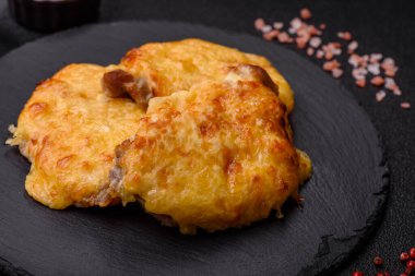 Biftek, domuz eti ya da erimiş peynirle kaplı tavuk pirzolası. Akşam yemeği için ızgara et filetosu.