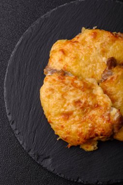 Biftek, domuz eti ya da erimiş peynirle kaplı tavuk pirzolası. Akşam yemeği için ızgara et filetosu.