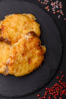 Biftek, domuz eti ya da erimiş peynirle kaplı tavuk pirzolası. Akşam yemeği için ızgara et filetosu.