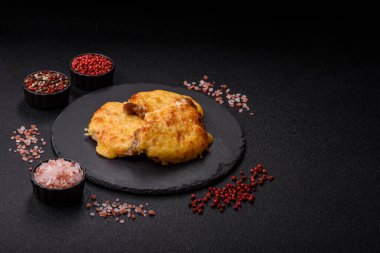 Biftek, domuz eti ya da erimiş peynirle kaplı tavuk pirzolası. Akşam yemeği için ızgara et filetosu.