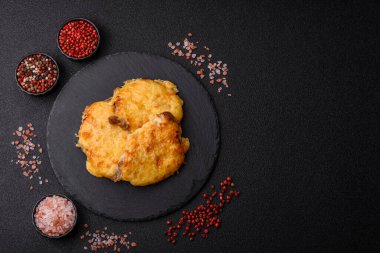 Biftek, domuz eti ya da erimiş peynirle kaplı tavuk pirzolası. Akşam yemeği için ızgara et filetosu.