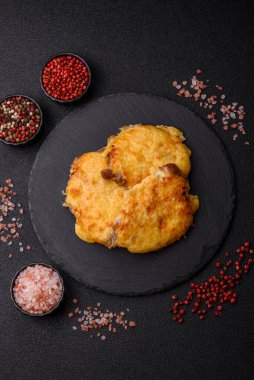 Biftek, domuz eti ya da erimiş peynirle kaplı tavuk pirzolası. Akşam yemeği için ızgara et filetosu.