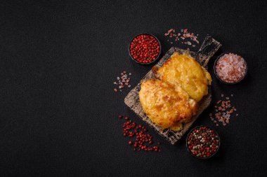 Biftek, domuz eti ya da erimiş peynirle kaplı tavuk pirzolası. Akşam yemeği için ızgara et filetosu.