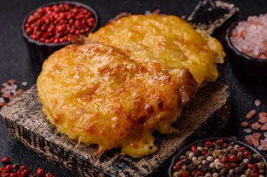 Biftek, domuz eti ya da erimiş peynirle kaplı tavuk pirzolası. Akşam yemeği için ızgara et filetosu.