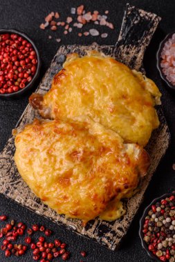 Biftek, domuz eti ya da erimiş peynirle kaplı tavuk pirzolası. Akşam yemeği için ızgara et filetosu.