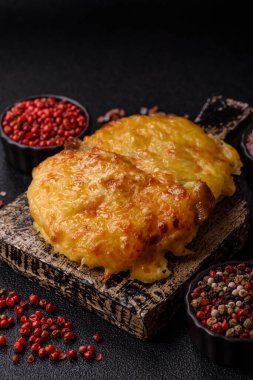 Biftek, domuz eti ya da erimiş peynirle kaplı tavuk pirzolası. Akşam yemeği için ızgara et filetosu.